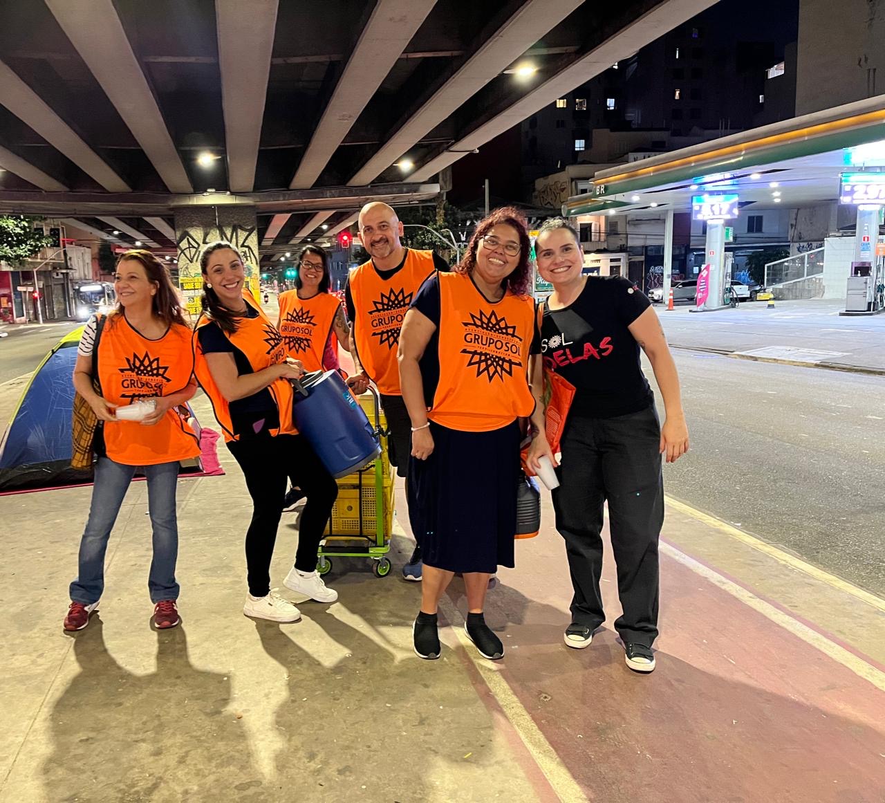 Voluntários do Grupo Sol em ação nas ruas, distribuindo apoio à noite